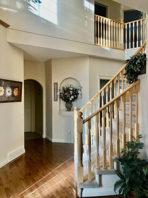 Villa 2500 Sq House In Springbank Hill Bl 261818 à Calgary Extérieur photo