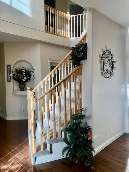 Villa 2500 Sq House In Springbank Hill Bl 261818 à Calgary Extérieur photo