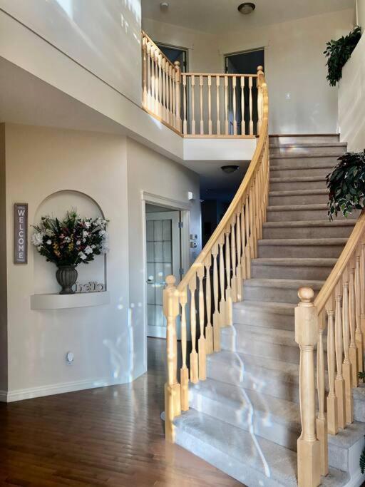 Villa 2500 Sq House In Springbank Hill Bl 261818 à Calgary Extérieur photo