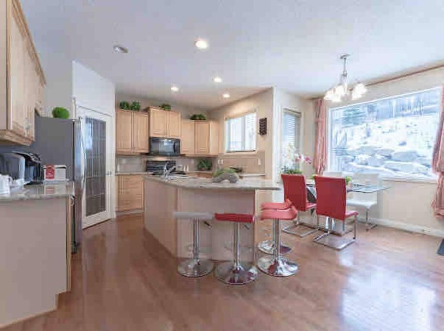 Villa 2500 Sq House In Springbank Hill Bl 261818 à Calgary Extérieur photo