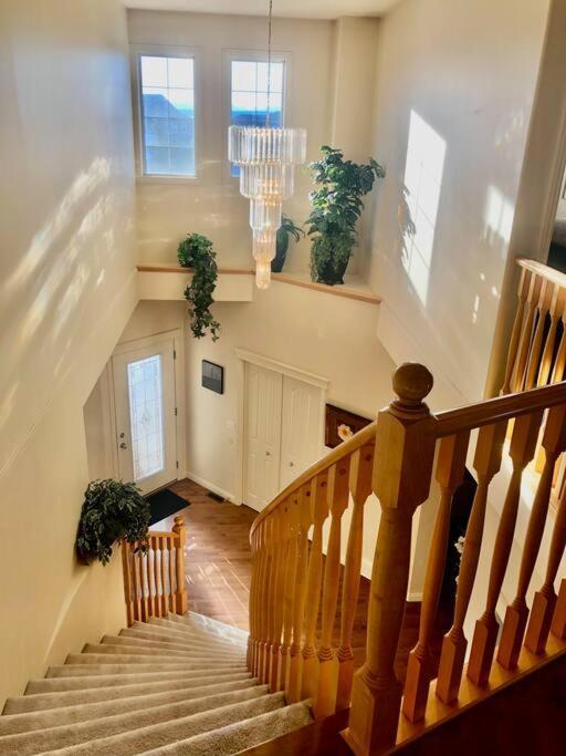 Villa 2500 Sq House In Springbank Hill Bl 261818 à Calgary Extérieur photo