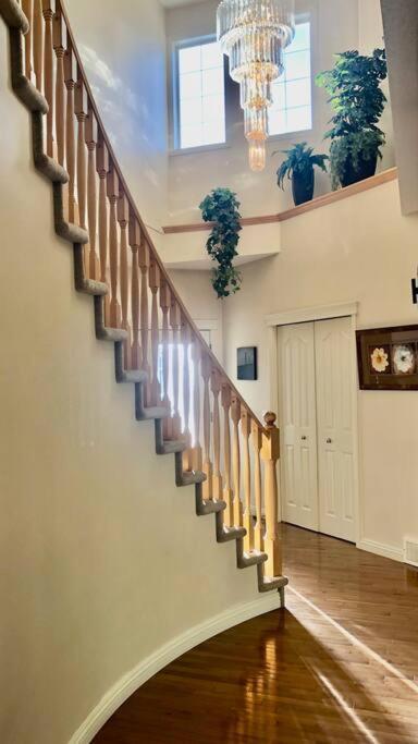 Villa 2500 Sq House In Springbank Hill Bl 261818 à Calgary Extérieur photo