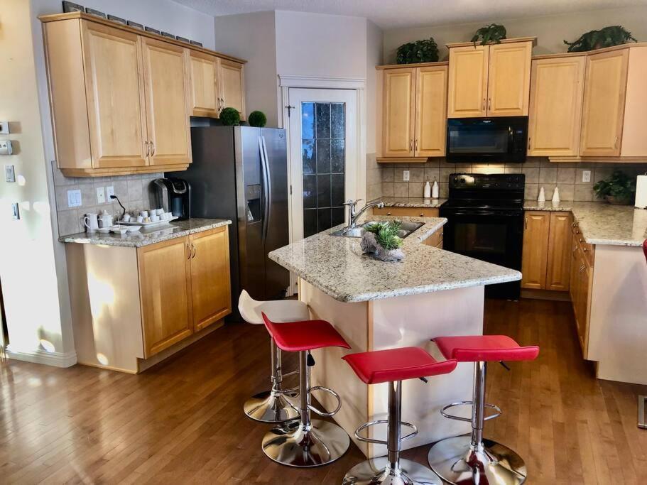 Villa 2500 Sq House In Springbank Hill Bl 261818 à Calgary Extérieur photo