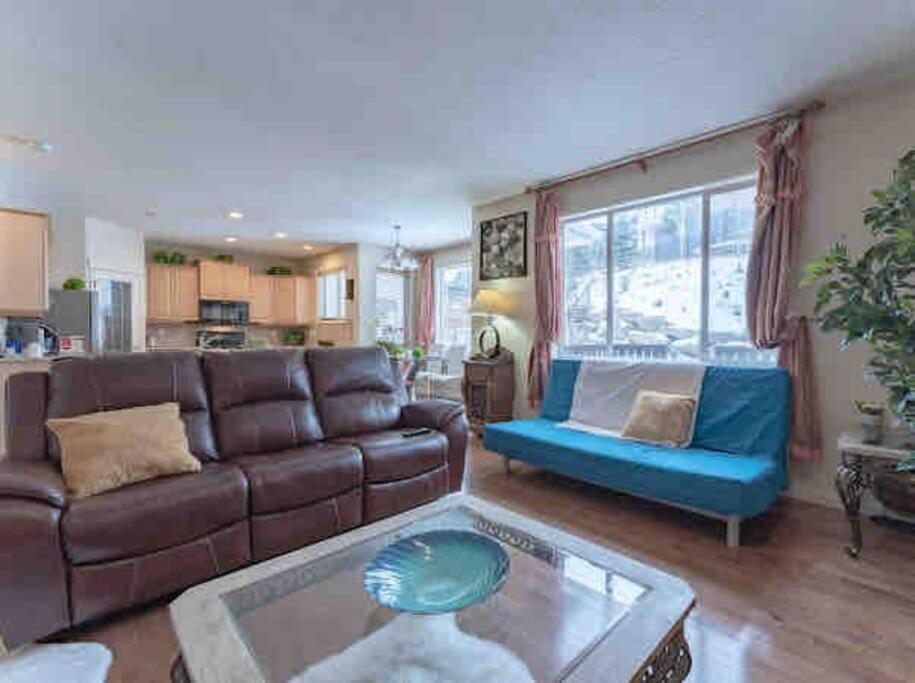 Villa 2500 Sq House In Springbank Hill Bl 261818 à Calgary Extérieur photo