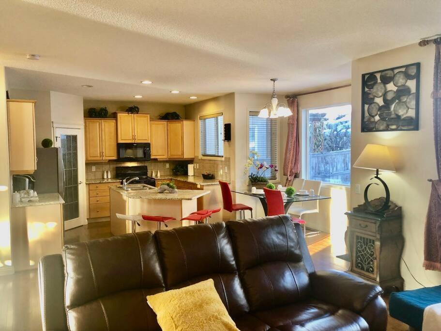 Villa 2500 Sq House In Springbank Hill Bl 261818 à Calgary Extérieur photo