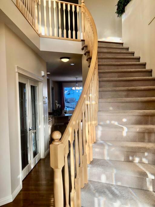 Villa 2500 Sq House In Springbank Hill Bl 261818 à Calgary Extérieur photo